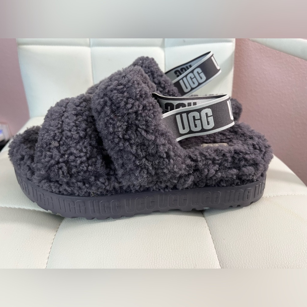 UGG Women’s Fluffy Gray Sandals Sz 9